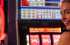 Bàn baccarat Live Casino benbet với dealer nữ đang chia bài trực tiếp